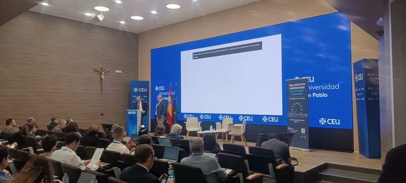 Ponentes en el escenario del Aula Magna